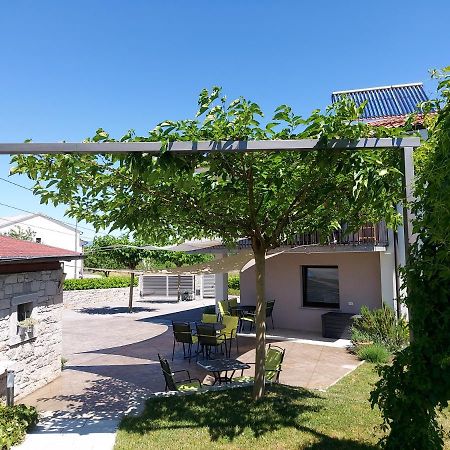 Guesthouse Pri Mihelovih Sežana Exterior foto